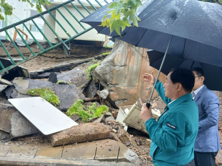 주광덕 남양주시장이 지난 22일 화도읍의 한 아파트에서 발생한 옹벽 붕괴사고와 관련해 현장을 살펴보고 있다. 남양주시 제공