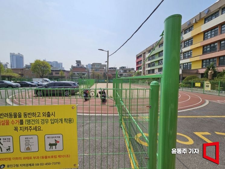 지난 23년 폐교된 화양초등학교가 운동장 일부를 주차장과 주민공간으로 활용되고 있다. 2025.04.16 윤동주 기자