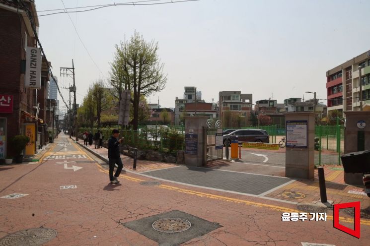 2023년 폐교된 화양초등학교 인근 도로의 모습. 윤동주 기자
