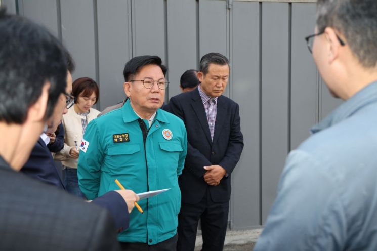 박강수 마포구청장 새벽 지반침하 현장 찾아 안전 점검 
