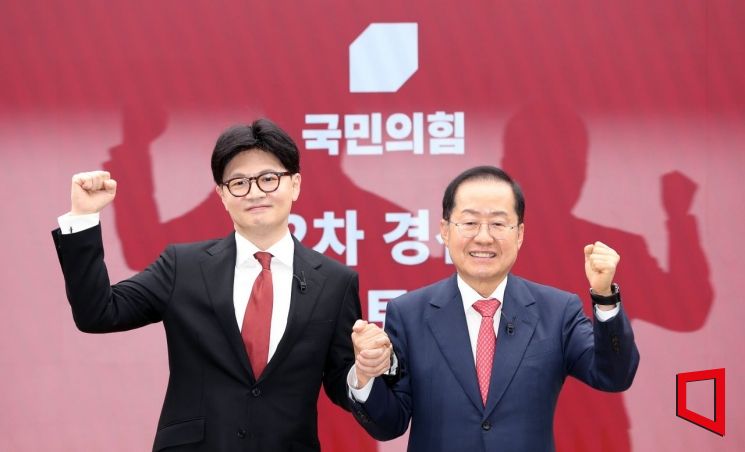 국민의힘 한동훈(왼쪽), 홍준표 경선 후보가 23일 서울 영등포구 중앙당사에서 열린 제21대 대통령후보자 선출을 위한 2차 경선 토론회 미디어 데이에서 서로를 1:1 맞수 토론 상대로 선택한 뒤 포즈를 취하고 있다. 2025.4.23 국회사진기자단