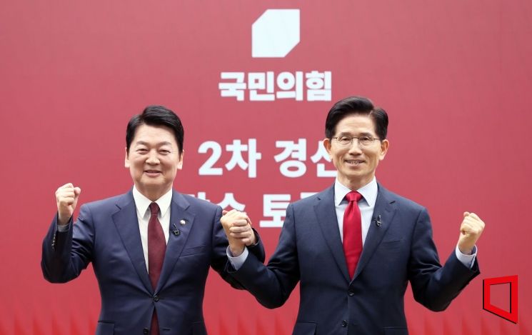 안철수 국민의힘 경선 후보가 23일 서울 영등포구 중앙당사에서 열린 제21대 대통령후보자 선출을 위한 2차 경선 토론회 미디어 데이에서 1:1 맞수 토론 상대로 김문수 후보를 선택한 뒤 포즈를 취하고 있다. 2025.4.23 국회사진기자단