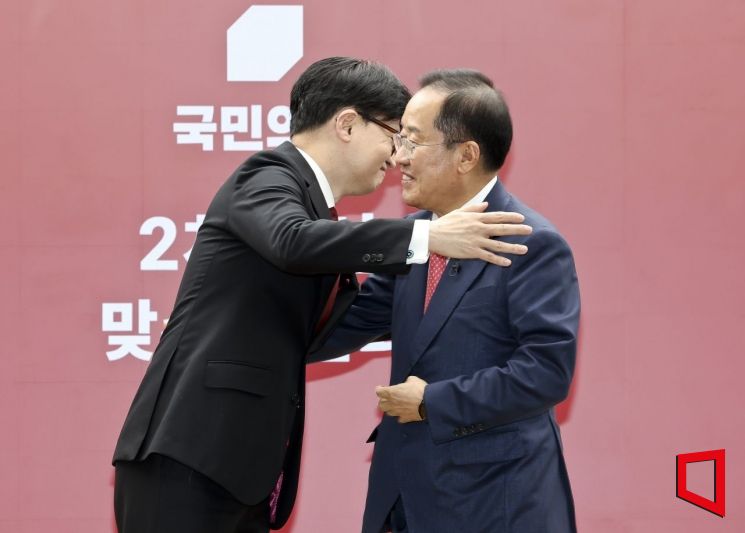 국민의힘 한동훈 대선 경선 후보와 홍준표 대선 경선 후보가 23일 서울 여의도 국민의힘 중앙당사에서 열린 2차 경선 토론회 미디어데이에서 포옹하고 있다. 2025.4.23 국회사진기자단