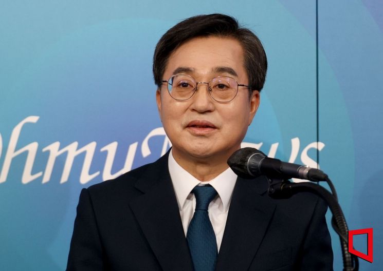 더불어민주당 제21대 대통령선거 경선에 나선 김동연 예비후보가 23일 서울 여의도 오마이TV 스튜디오에서 열린 초청 토론회에서 모두발언을 하고 있다. 2025.4.23 국회사진기자단