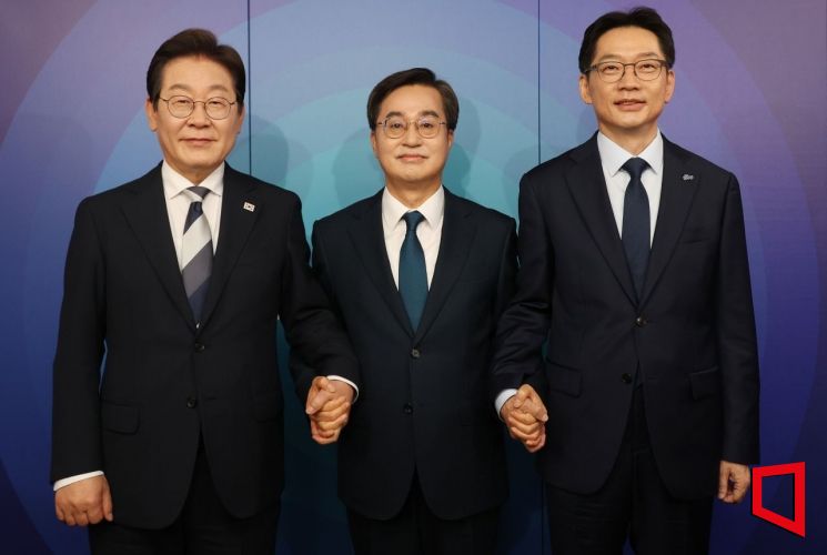 더불어민주당 제21대 대통령선거 경선에 나선 이재명(왼쪽부터), 김동연, 김경수 예비후보가 23일 서울 여의도 오마이TV 스튜디오에서 열린 토론회에 앞서 기념촬영을 하고 있다. 2025.4.23 국회사진기자단