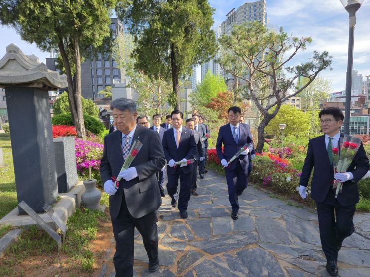 23일 한국교회총연합 임원단이 양화진 외국인선교사묘원 방문해 헌화하고 있다. 한국교회총연합