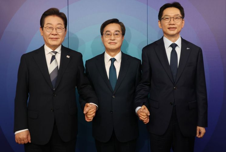 김동연 "임기단축 개헌해야"…이재명 "먹고사는 문제부터" 김경수 "내란세력과는 안 돼"