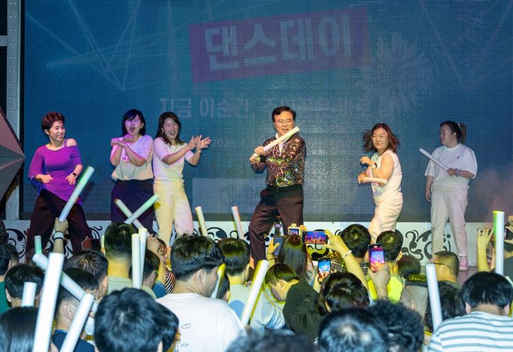 진교훈 서울 강서구청장(네 번째)이 23일 화곡동 호박나이트에서 열린 '오! 댄스데이'에서 장애인 가족들과 함께 무대에 올라 춤을 추고 있다. 강서구 제공.