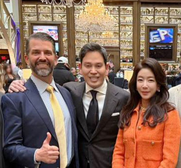 정용진 신세계그룹 회장(가운데)이 지난 1월 도널드 트럼프 미국 대통령 취임식에 참석한 뒤 트럼프 주니어(왼쪽)와 만나 부인 한지희씨와 기념촬영하고 있다. 신세계그룹 제공