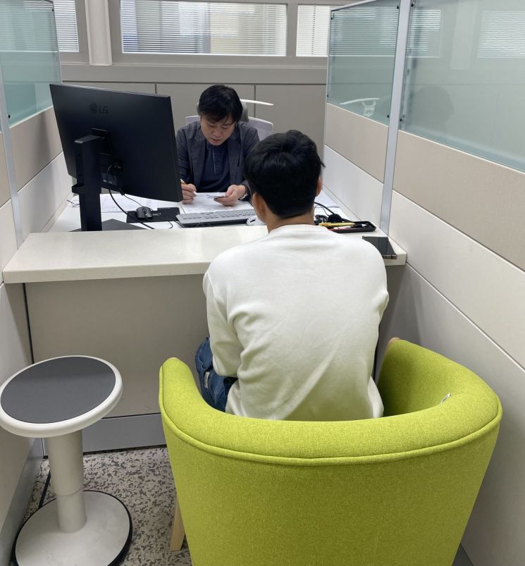 한 외국인 근로자가 전남 이민외국인종합지원센터에서 상담을 받는 모습. 전남도 제공