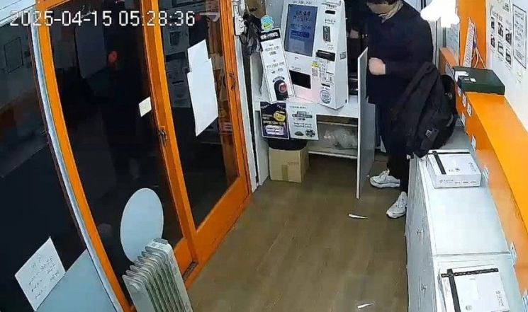무인점포 키오스크를 훼손하고 현금을 훔치는 30대 남성이 경찰에 붙잡혔다. 서울 용산경찰서 제공.