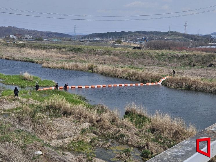 의성군, 산불 잔재물로 인한 수질오염 방지 위해 오탁방지막 설치