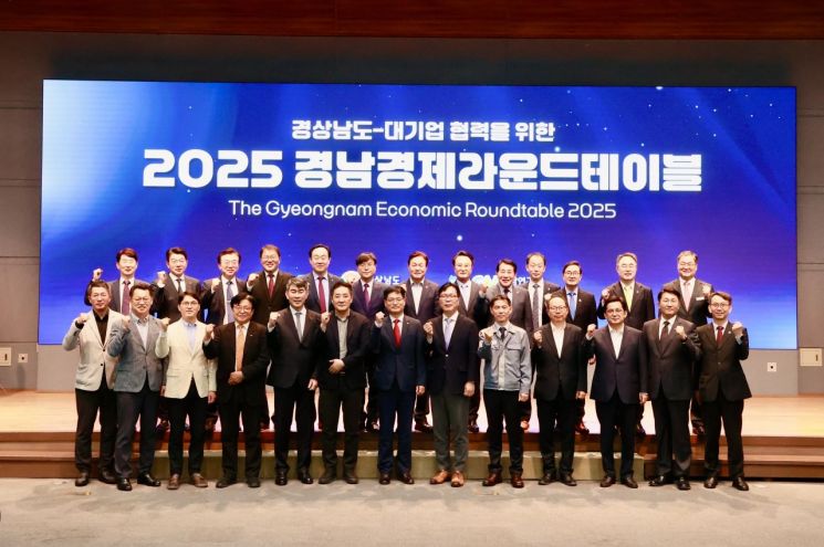 사천시, 경남도, KAI - 지역경제 상생을 위한 3자 협약 단체 사진.