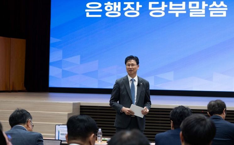 지난 21일 본사에서 진행한 경영성과분석회의에서 강태영 농협은행장이 임직원들에게 당부사항을 전달하고 있다. NH농협은행 제공