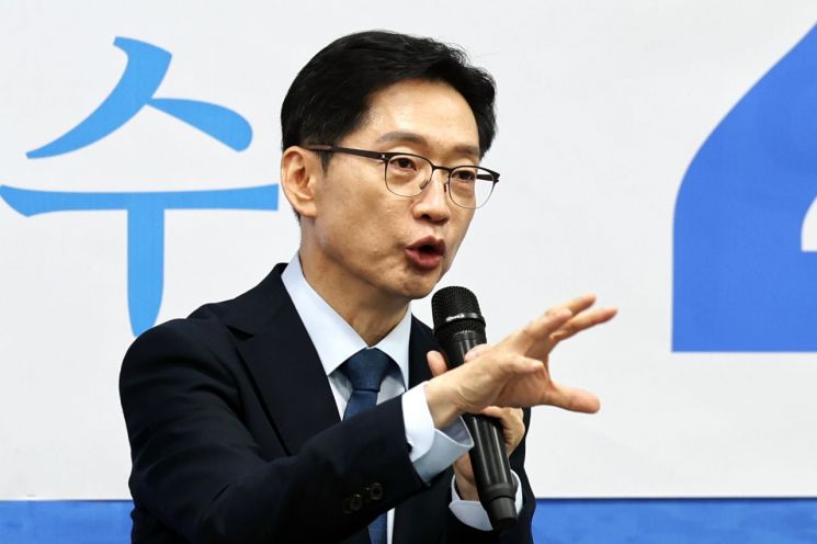 '文 기소'에 김경수 "정치 검찰은 완전 해체가 답"