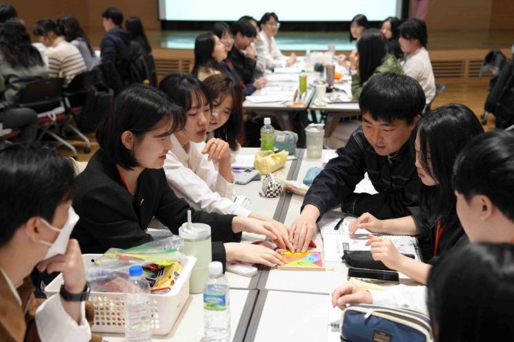 대웅제약 신입 인턴들이 팀빌딩 과제를 진행하고 있다. 사진제공=대웅제약