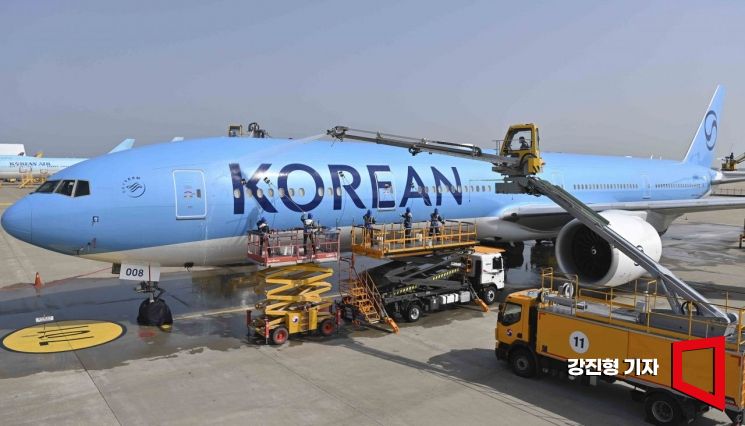 인천 중구 대한항공 항공기 정비고에서 대한항공 관계자들이 새로운 CI가 적용된 항공기 동체를 세척하고 있다. 2025.4.24. 강진형 기자