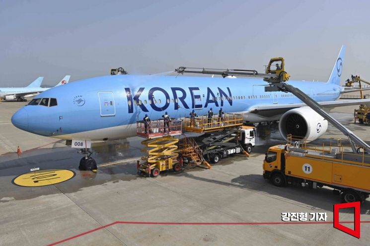 [포토] 봄 맞이 목욕 나선 대한항공 항공기