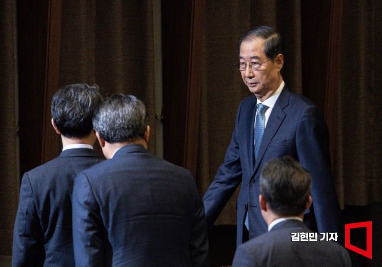 [포토] 본회의장 나서는 한덕수