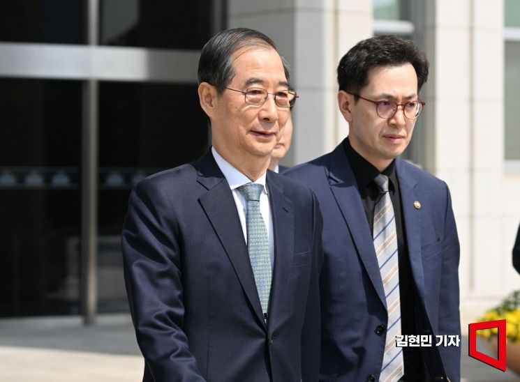 한덕수 대통령 권한대행 국무총리가 24일 오전 2025년도 제1회 추가경정예산안에 대한 시정연설을 마치고 서울 여의도 국회를 나서고 있다. 2025.04.24 김현민 기자