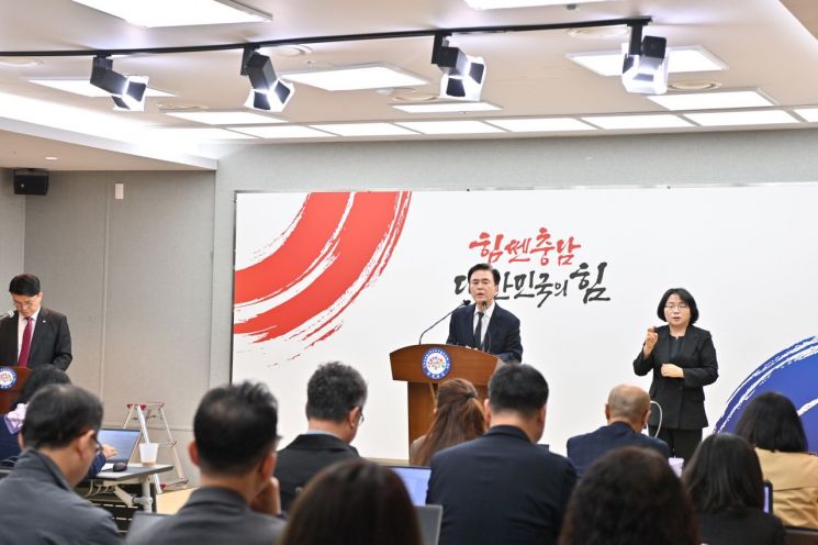 도내 수출기업 긴급 지원대책을 발표하고 있는 김태흠 지사(사진은 지난 14일 기자회견 모습)./충남도 제공