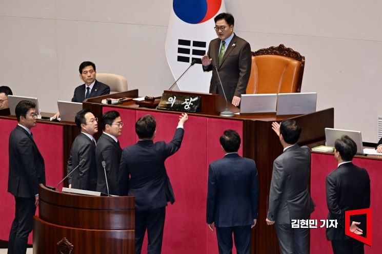 [포토] 우원식 발언에 의장석 찾아간 국민의힘