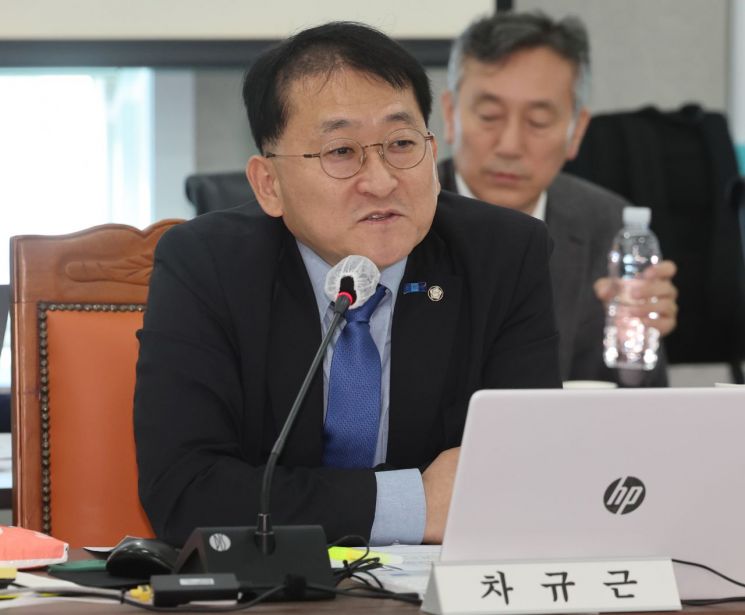 질의하는 차규근 의원    (부산=연합뉴스) 강선배 기자 = 조국혁신당 차규근 의원이 23일 부산 연제구 부산지방국세청에서 열린 국회 기획재정위원회의 부산지방국세청, 부산본부세관, 부산ㆍ경남지방조달청, 동남지방통계청, 한국은행 부산ㆍ경남ㆍ울산본부 등에 대한 국정감사에서 질의하고 있다. 2024.10.23     sbkang@yna.co.kr(끝)＜저작권자(c) 연합뉴스, 무단 전재-재배포, AI 학습 및 활용 금지＞