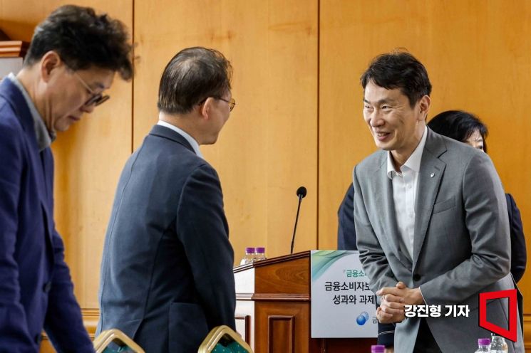 [포토] 토론회 참석자들과 대화하는 이복현 금융감독원장