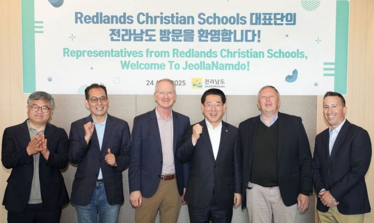 김영록 전라남도지사가 24일 영암현대호텔바이라한에서 솔라시도 외국교육기관 설립 현장 답사를 위해 방문한 토드매트슨 미국 RCS재단 이사장 등 관계자들과 기념촬영을 하고 있다. 전남도 제공