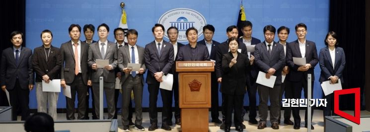 [포토] 민주당, 문재인 전 대통령 기소 관련 기자회견