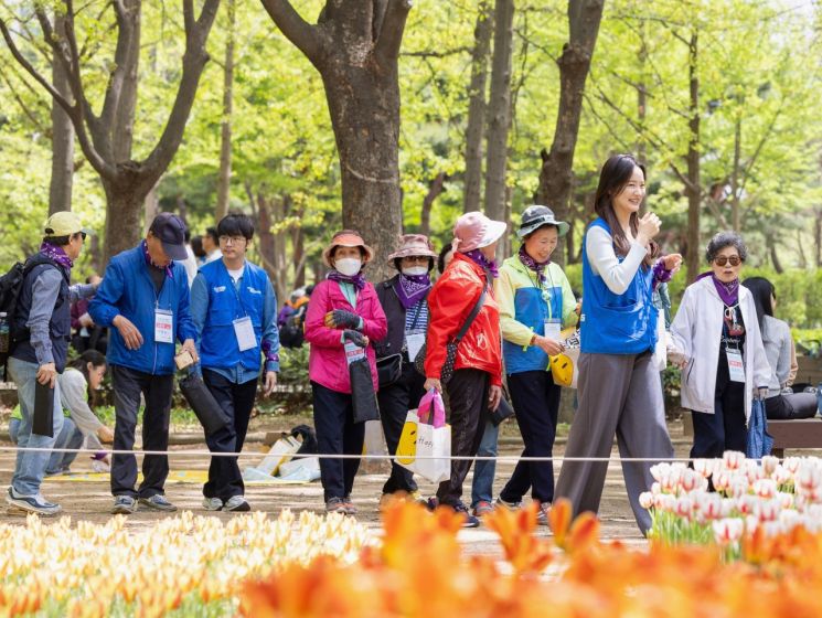 현대글로비스 임직원, 지역 어르신들과 '성수동 핫플' 봄나들이
