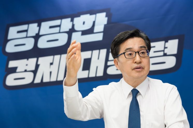 더불어민주당 대선 예비후보인 김동연 경기도지사는 아시아경제와의 서면인터뷰에서 "제가 지금까지 살아온 삶의 이력을 봐달라"고 말했다. (사진제공=김동연 캠프)