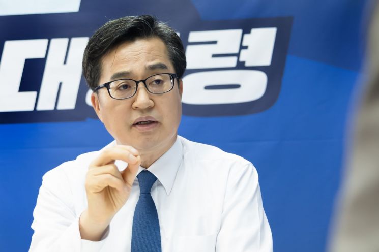 더불어민주당 대선 예비후보인 김동연 경기도지사는 아시아경제와의 서면인터뷰에서 "70조원 규모의 비과세 감면부터 손봐야 한다"고 말했다. (사진제공=김동연 캠프)