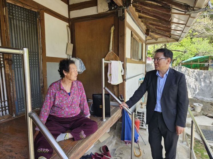 광주지방보훈청이 24일 광주 북구 생용동 순직의무군경의 유가족 정모씨의 집을 방문했다. 광주지방보훈청 제공