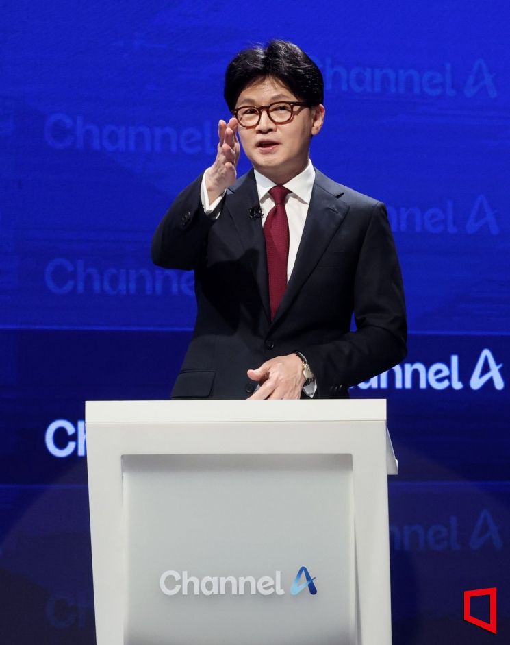 24일 오후 종로 동아미디어센터 채널A 오픈스튜디오에서 국민의힘 대선 2차 경선 진출자인 한동훈 후보가 토론 전 리허설을 하고 있다. 일대일 맞수 토론은 2차경선 진출자 4명이 일대일 맞수 토론 형식으로 내일까지 진행된다. 대진표는 전날 '미디어데이' 행사에서 김문수·안철수·한동훈·홍준표 후보가 순서대로 일대일 토론 상대를 지목했다. 김 후보가 한 후보를, 안 후보가 김 후보를 골라 토론이 성사됐다. 한 후보와 홍 후보는 서로 지목했다. 2025.4.24 국회사진기자단