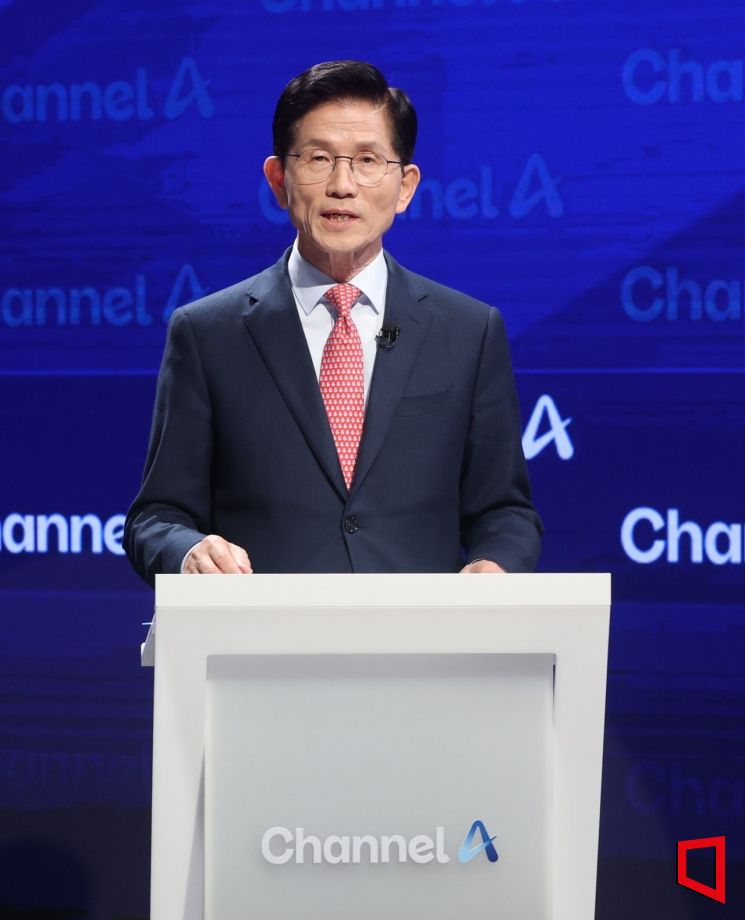 국민의힘 대선주자인 김문수 전 고용노동부 장관이 이재명 더불어민주당 후보의 집권을 막을 수 있다면 자신이 대선 후보가 되지 않아도 괜찮다는 뜻을 밝혔다. 국회사진기자단