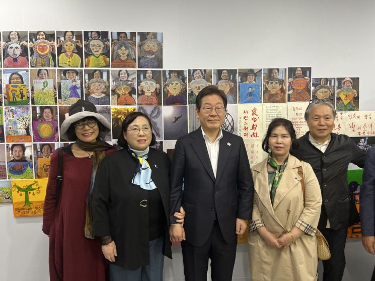 [포토] 전일빌딩 찾은 이재명, 지지자들과 기념촬영