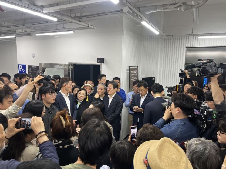 [포토] 전일빌딩 찾은 이재명, 지지자들과 기념촬영