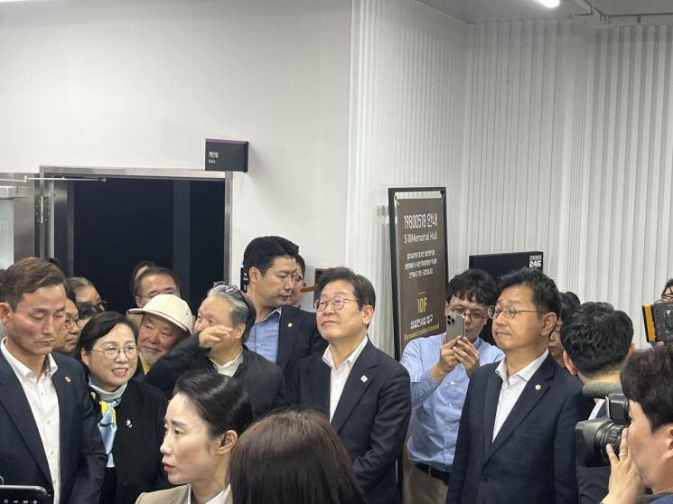 [포토] 전일빌딩 찾은 이재명, 지지자들과 기념촬영