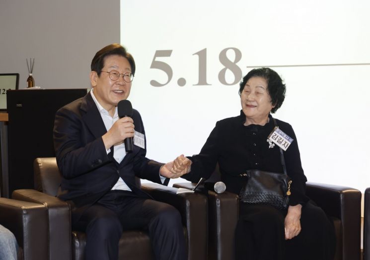 이재명 "광주, 민주주의 시작…헌법에 꼭 담아야"