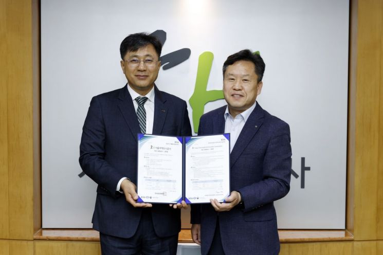 김영배 SH공사 도시개발본부장(오른쪽)과 이동석 한국표준협회 산업표준원장이 인증서를 들어보이고 있다. SH공사 제공.