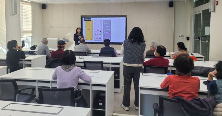 디지털배움터에서 고령층 등 디지털 취약계층을 대상으로 디지털 교육을 진행하고 있다. 대구가톨릭대 제공