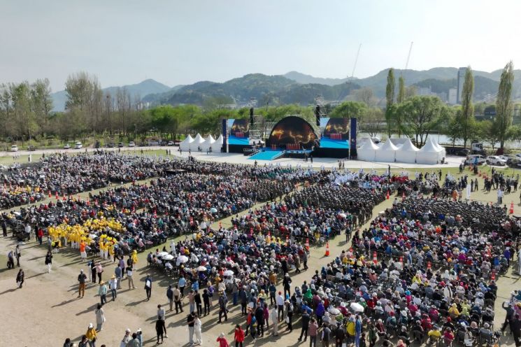 '제15회 경기도장애인체육대회'가 24일 가평군 자라섬 중도 특설무대에서 화려한 개회식이 열리고 있다. 가평군 제공