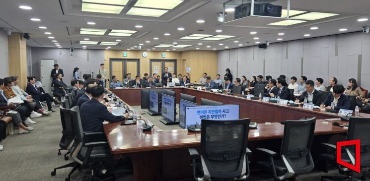 국회 국토교통위원회 소속 박용갑 더불어민주당 의원이 24일 개최한 긴급 토론회 '연이은 지반침하 사고 해법은 무엇인가?'에서 한 참석자가 질의응답 시간에 발언하고 있다. 토론회는 2시간가량 진행됐으며 상당수 참석자들이 끝까지 자리를 지켰다. 최서윤 기자