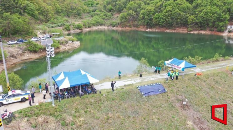 경북 김천시는 감문면 남곡저수지에서 마을 주민과 실제 재난 상황 비상대처훈련을 진행하고 있다.