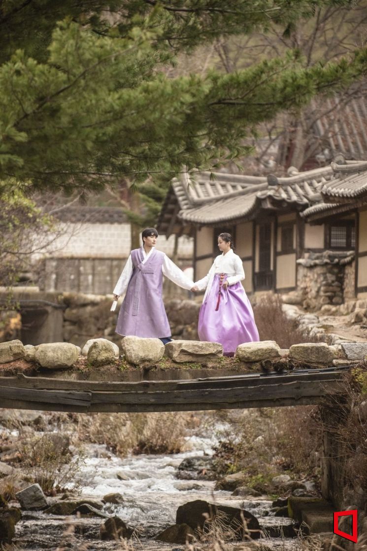 경북 문경새재오픈세트장에서 모델이 한복을 입고 포즈를 취하고 있다.