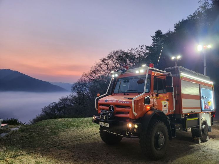 다목적 산불진화차는 지난해 9월 산림청과 행정안전부, 과학기술정보통신부가 공동 개발한 차량으로 산불 진화와 인명구조 기능을 함께 갖췄다. 이 차량은 의성산불 현장에서 강한 화염과 넓게 퍼진 불길을 효과적으로 제압하는 동시에 구급 사각지대를 해소, 인명 피해를 최소화하는 데 기여했다는 평가를 받는다. 다목적 산불진화차 이미지. 사진=산림청 제공