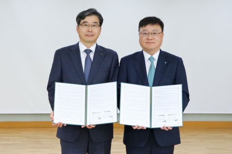 오은식 기보 호남지역본부장(왼쪽)과 우승구 하나은행 호남영업그룹 부행장이 업무협약 후 기념촬영을 하고 있다. 기보
