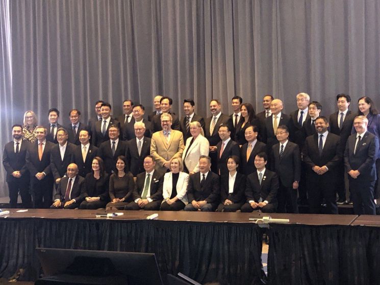 지난 23~25일 캐나다 토론토에서 개최된 제2차 APEC 기업인자문위원회(ABAC·APEC Business Advisory Council) 회의 참석자들이 기념 촬영을 하고 있다. 외교부