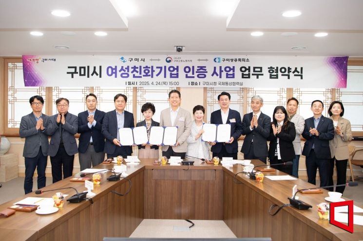 협약식 후 단체 사진촬영 하고 있다.
